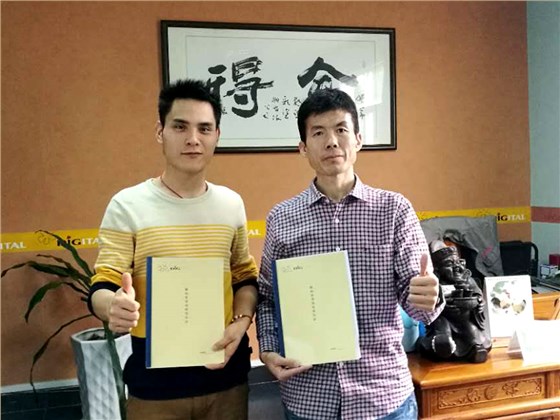 數(shù)碼彩瀏陽(yáng)市油漆涂料代理商謝總與數(shù)碼彩漆銷售總監(jiān)蔣方海合影