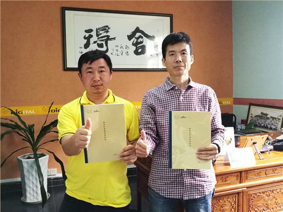 數(shù)碼彩冷水江市油漆涂料代理商羅總與數(shù)碼彩漆銷售總監(jiān)蔣方海合影