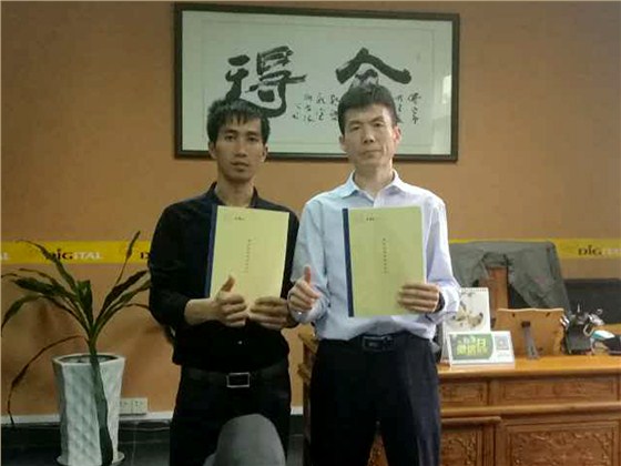 邢總與數(shù)碼彩銷售總監(jiān)蔣方海簽約合影