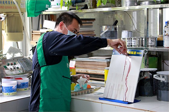 數(shù)碼彩今天驗收新標準墻面漆抗污實驗