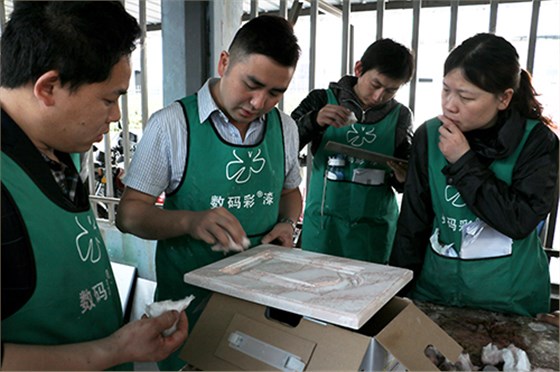 數(shù)碼彩高級涂裝講師為學員講解涂裝工藝