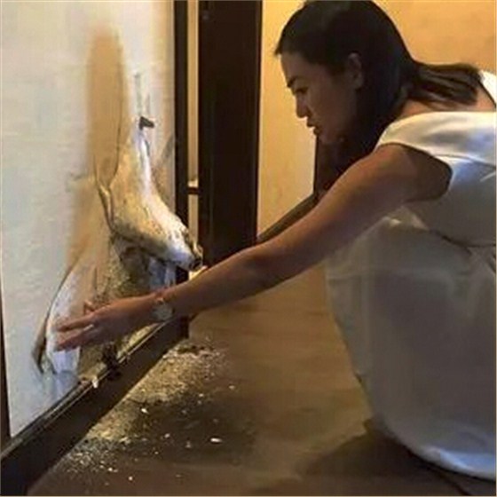 〖家裝資訊臺〗潮濕天氣，房子剪開壁紙全是蘑菇