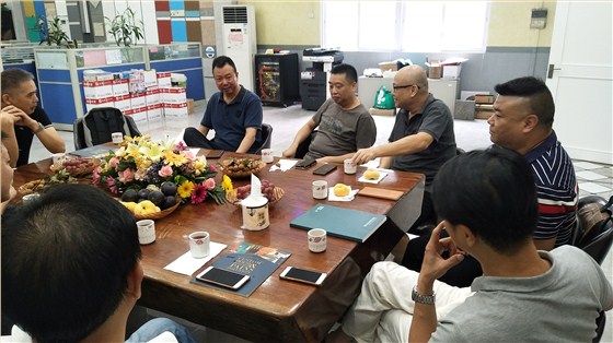 設(shè)計(jì)系“黃埔軍校”集美成員到數(shù)碼彩公司考察 設(shè)計(jì)系“黃埔軍校”集美成員到數(shù)碼彩公司考察