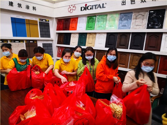 滿滿的零食，充滿著滿滿的愛。 在忙著戰(zhàn)斗的同時，不要忘記妳們原本的童真。