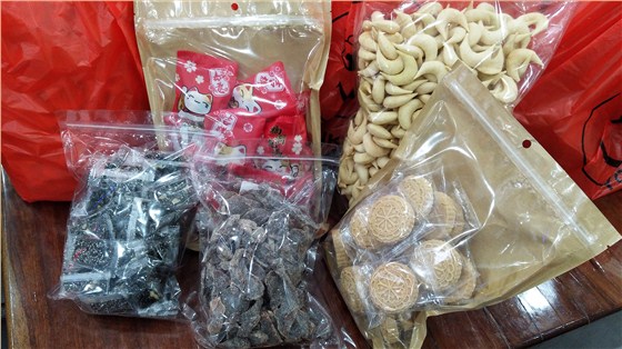 滿滿的零食，充滿著滿滿的愛。 在忙著戰(zhàn)斗的同時，不要忘記妳們原本的童真。