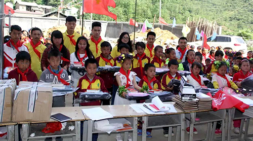 愛心回饋社會，數(shù)碼彩安順經(jīng)銷商張福瓊為留守兒童過六一