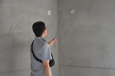 檢查墻體是否有“空鼓”