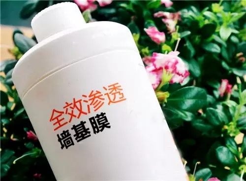 〖家裝資訊臺(tái)〗潮濕天氣，房子剪開壁紙全是蘑菇