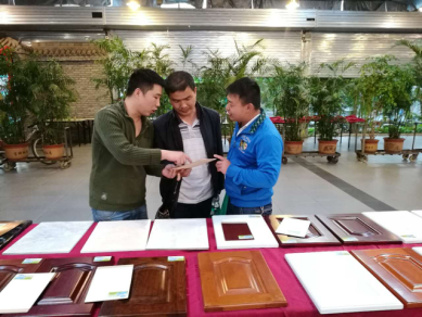 會(huì)議參會(huì)來賓現(xiàn)場鑒賞及交流數(shù)碼彩涂裝效果